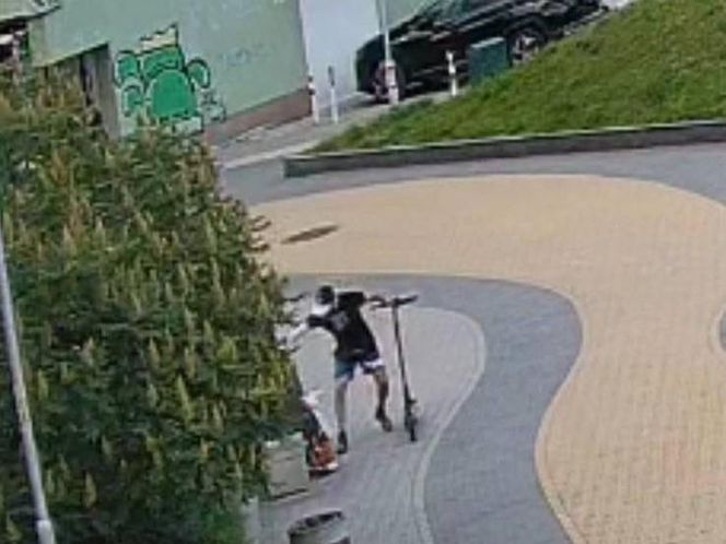Nowy postrach seniorów we Wrocławiu. Złodziej na hulajnodze zrywa łańcuszki, policja szuka przestępcy