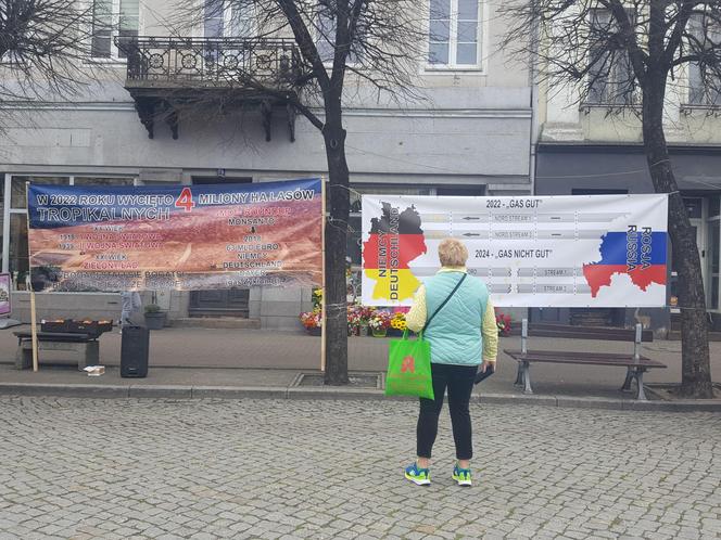 Rolnicy z traktorami na rynku w Lesznie. Tłumaczą mieszkańcom powody swoich protestów