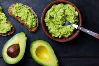 Pasta z awokado – przepis na domowe, kremowe guacamole, które idealnie urozmaici Twoje kanapki!