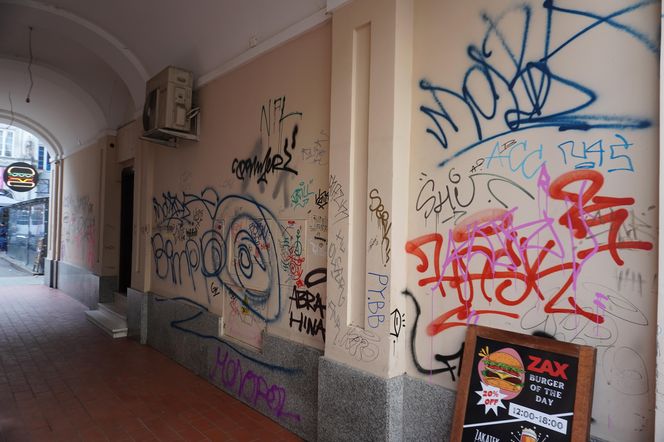 W niektórych miejscach Chmielnej - mimo remontu - nadal straszą jednak graffiti