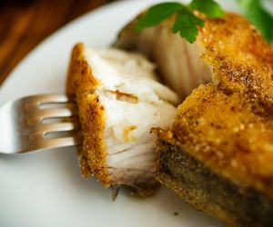 Choć pyszna, to niezbyt zdrowa. Ta ryba często gości na stołach Polaków, a lepiej jej unikać