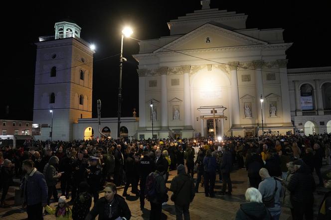 Tłumy wiernych przeszły przez stolicę. Centralną Drogę Krzyżową poprowadził kardynał Nycz