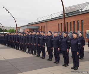 Dolnośląska policja przyjęła aż 37 nowych funkcjonariuszy. Zobacz zdjęcia i nagranie ze ślubowania