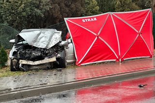 Józefosław. Osobówką wjechali pod tira. Tragiczna wiadomość	