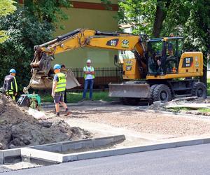 Trwa przemiana ul. Lutomierskiej. Drogowcy pracują przy nowej nawierzchni [ZDJĘCIA]