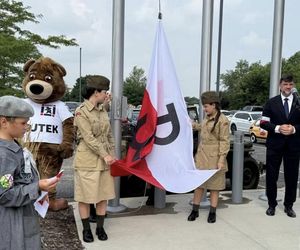Modlitwa, powstańcza flaga, światło zniczy i rac dla upamiętnienia bohaterów w Chicago