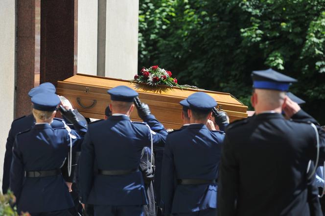 Policjant Arkadiusz zginął tragicznie.  Przez huk salwy na pogrzebie przedarł się łamiący serce szloch