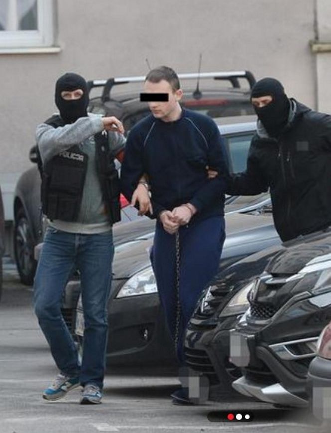 Horror za płotem szkoły. Syn skatował rodziców na oczach rodzeństwa. Zabił, bo mówili mu, że się nie uczy