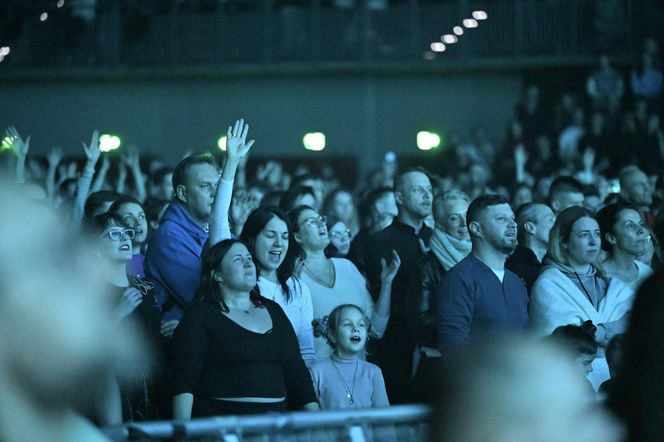 Tysiące osób uczestniczyło w spektaklu "Uniesieni". Były wspólne śpiewy i modlitwa