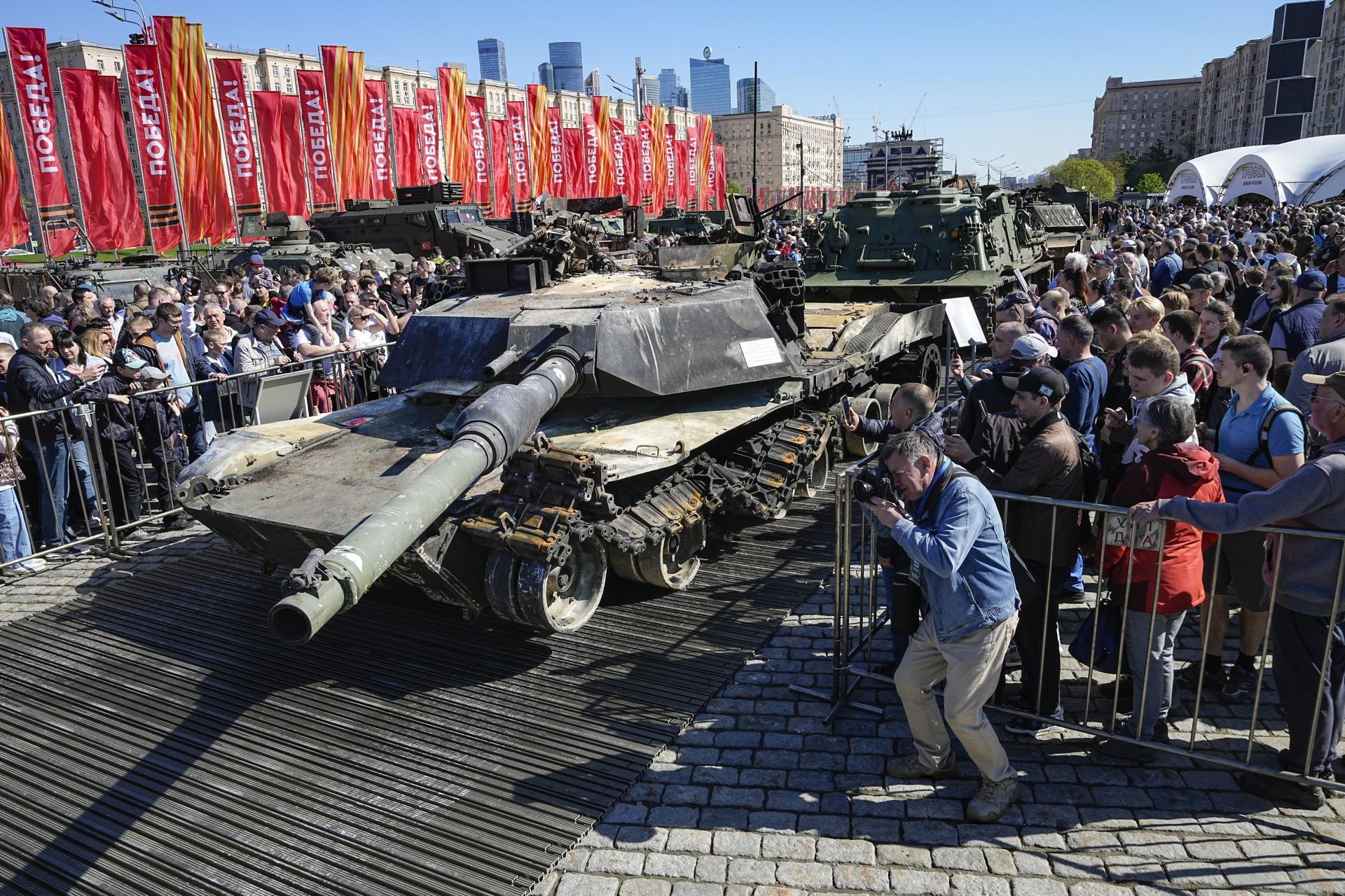 Barbari russi.  Hanno deliberatamente distrutto i carri armati Leopard 2 e Abrams a Mosca
