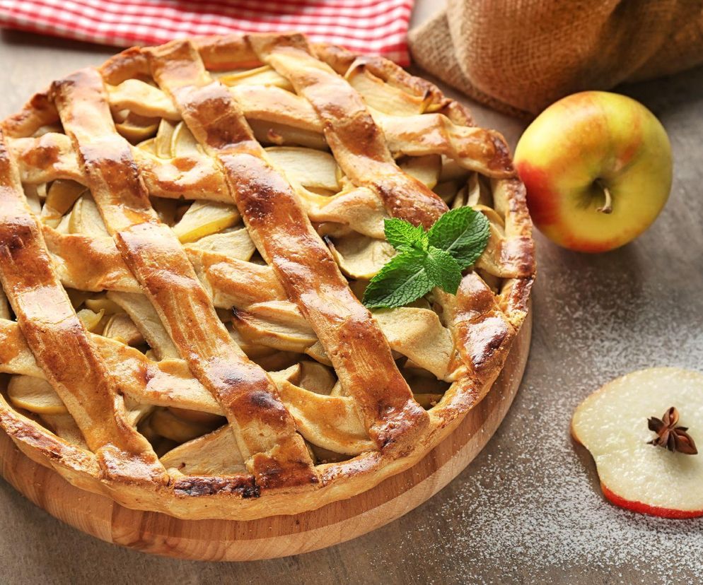Placek jabłkowy w cieście francuskim - jak zrobić? Prosty przepis