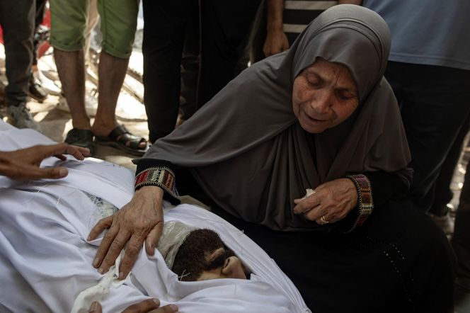 Strefa Gazy/ 74 zabitych w atakach Izraela, z czego 30 w nalocie na nadmorską kawiarnię.