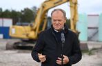iebrowo, 15.10.2025. Premier RP Donald Tusk podczas wizyty na miejscu planowanej budowy pierwszej polskiej elektrowni jądrowej Lubiatowo – Kopalino w Biebrowie (woj. pomorskie)