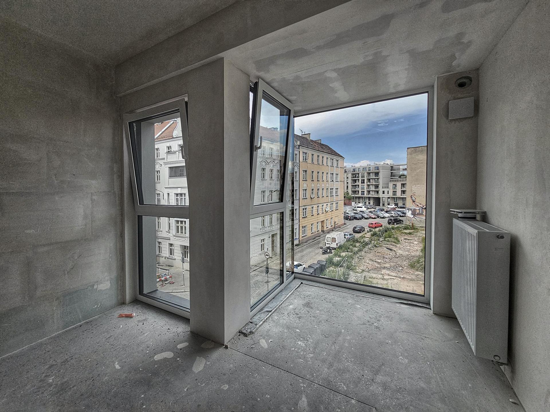 Nowa Kurkowa we Wrocławiu - zdjęcia elewacji i wnętrz budynku w trakcie prac wykończeniowych