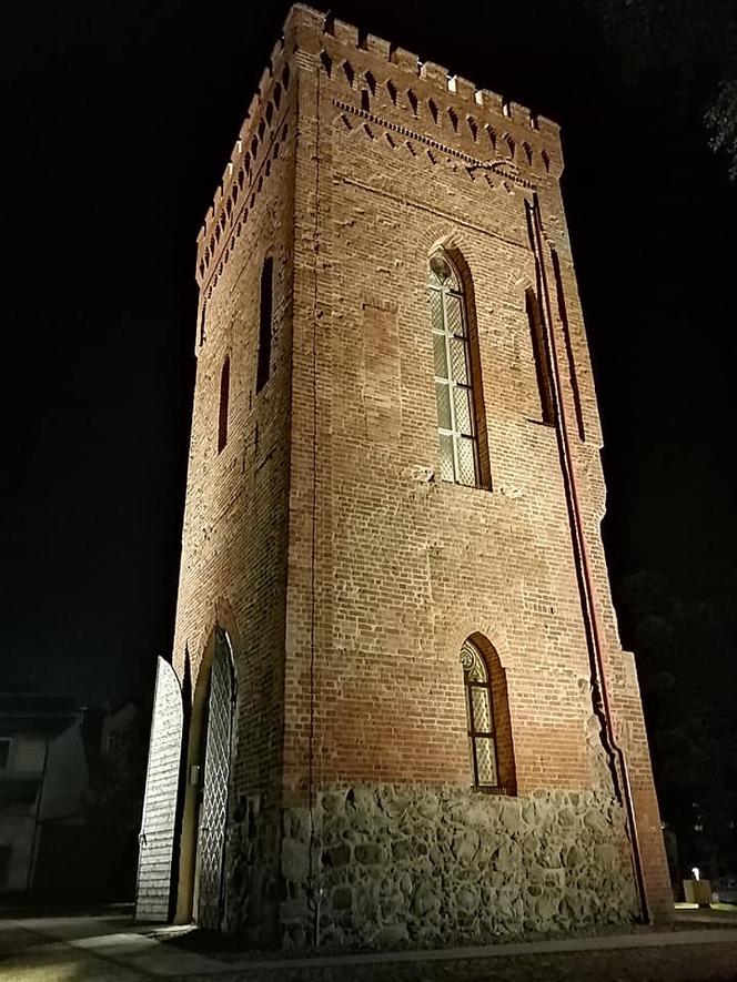 Wieża bramna nocą