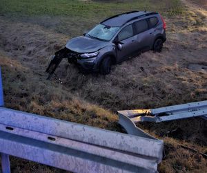 Kierujący dacią dachował w rowie. Wypadek na DK12 niedaleko Borku [ZDJĘCIA]