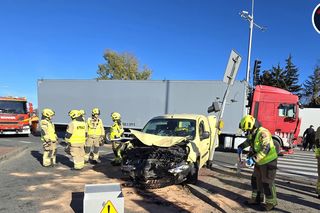 Osobówka zderzyła się z samochodem ciężarowym. 9-letni chłopczyk trafił do szpitala. „Trwają czynności”