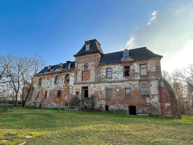 Zabytkowy dwór pod Wrocławiem na sprzedaż. Dawniej przyciągał znanych ludzi 