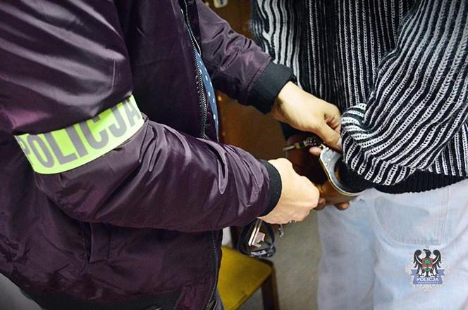 Policja rozbiła gang zajmujący się wyłudzaniem pieniędzy. Oszuści podawali się za amerykańskich żołnierzy