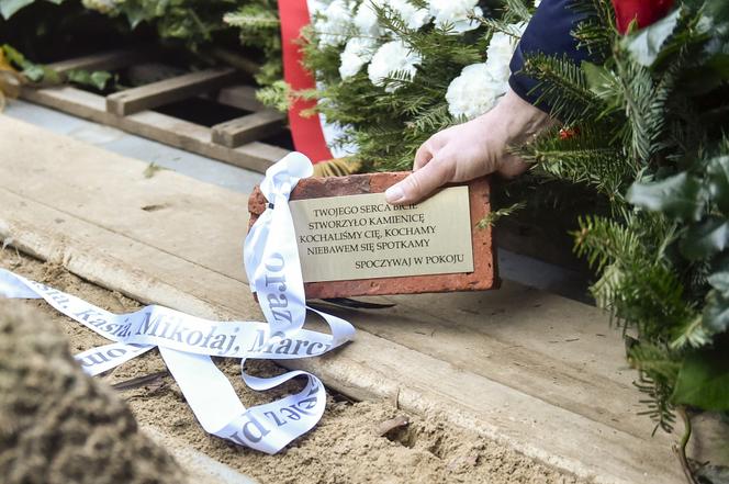 Wzruszające napisy na szarfach na pogrzebie Emiliana Kamińskiego