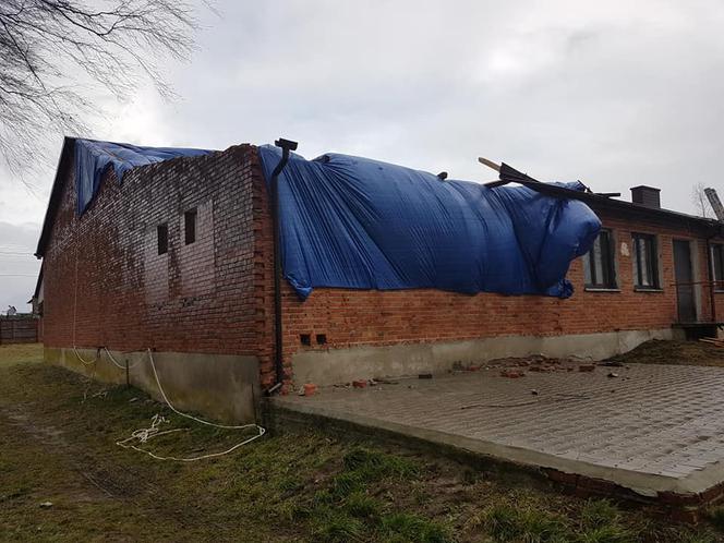 Pojechali z pomocą, sami zostali poszkodowani. Wichura ZNISZCZYŁA REMIZĘ strażaków