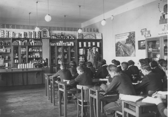 Uczniowie Gimnazjum Kupieckiego Towarzystwa Szkoły Ludowej w Rzeszowie podczas lekcji 1939 r.