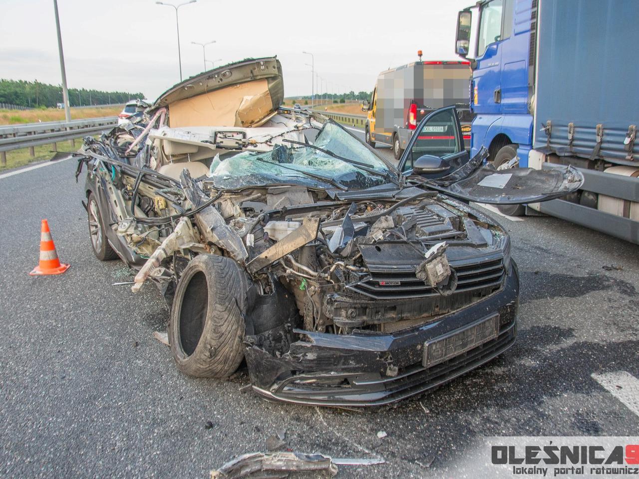 Groźny Wypadek Na Trasie S8. Volkswagen Zderzył Się Z Ciężarówką [Zdjęcia] - Wrocław, Super Express