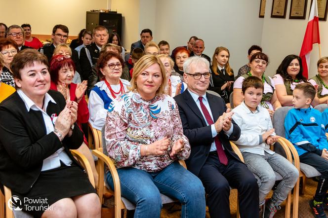 „Niech połączy nas hymn” - piękna, kolorowa premiera w siedzibie Starostwa Powiatowego