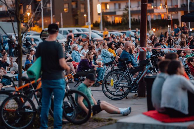 Tłumy ludzi i świetna atmosfera. Wystartowało plenerowe Kino Letnie w Centrum Historii Zajezdnia [GALERIA]