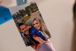 Na sygnale odc. 672. Basia (Anna Wysocka), Michał Kornet (Krystian Kukułka) z partnerką Elwirą Konieczną i ich synem Kajetanem