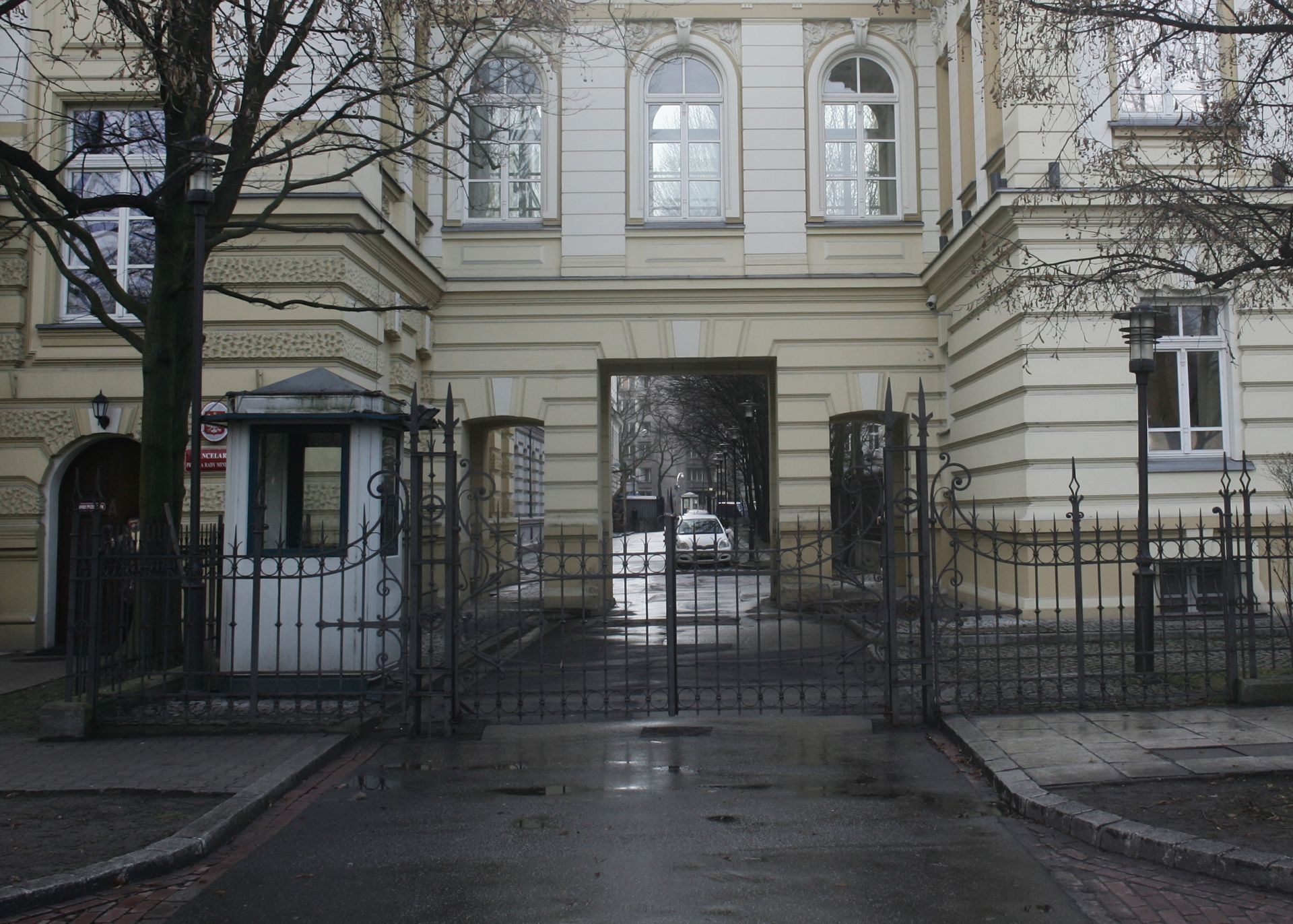 Nowe ustalenia ws. kobiety z kanistrem pod KPRM. Dobrzyński przerywa spekulacje po i…