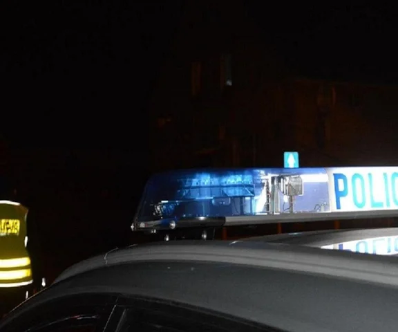 Dramatyczny pościg. Radiowóz rozbił się na drzewie