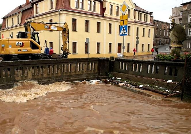 Bystrzycka Kłodzka pod wodą. Wielka woda zalała miasteczko na Dolnym Śląsku