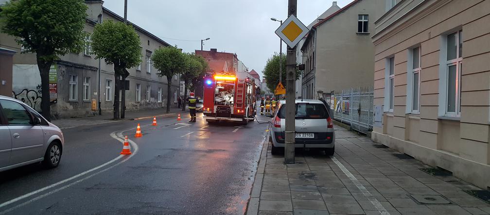 Pożar w kamienicy przy ul. Sikorskiego w Grudziądzu. Strażacy sprawdzają opuszczony budynek