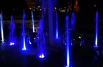 Nowa fontanna w Skwerze Adamowicza cieszy oczy. Wieczorne oświetlenie robi wrażenie