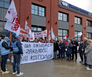Pikieta pracowników Zakładu Linii Kolejowych na dworcu PKP w Siedlcach
