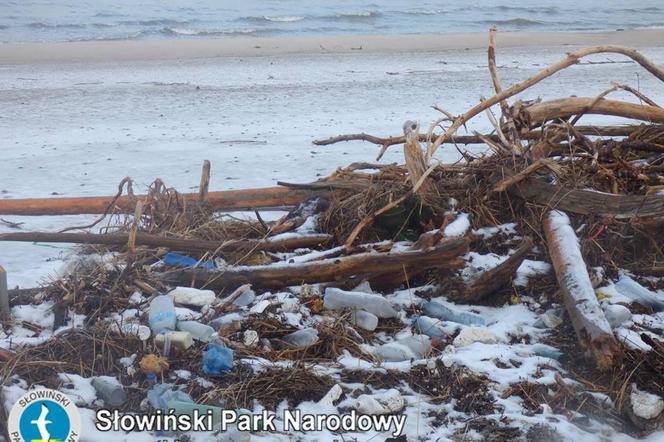 Sztorm odkrył składowiska śmieci na plaży