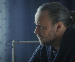 M jak miłość, odcinek 1853: kierownik ośrodka odwykowego (Krzysztof Artur Janczar)