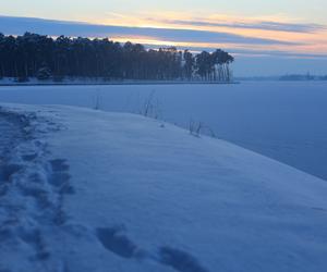 Zimowy Zalew Zemborzycki o zachodzie słońca. Na tafli wody jest już pierwszy lód! 