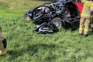 Dylewo. Audi zmiażdżone przez pociąg na przejeździe kolejowym. Nie żyje 45-letni kobieta