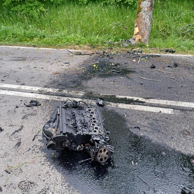   Tragiczny wypadek pod Węgorzewem. Samochód rozpadł się na pół. Kierowca zginął na miejscu