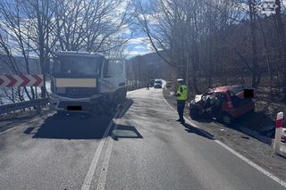 Auto 33-latki wbiło się w nadjeżdżającą ciężarówkę. Z auta została miazga.