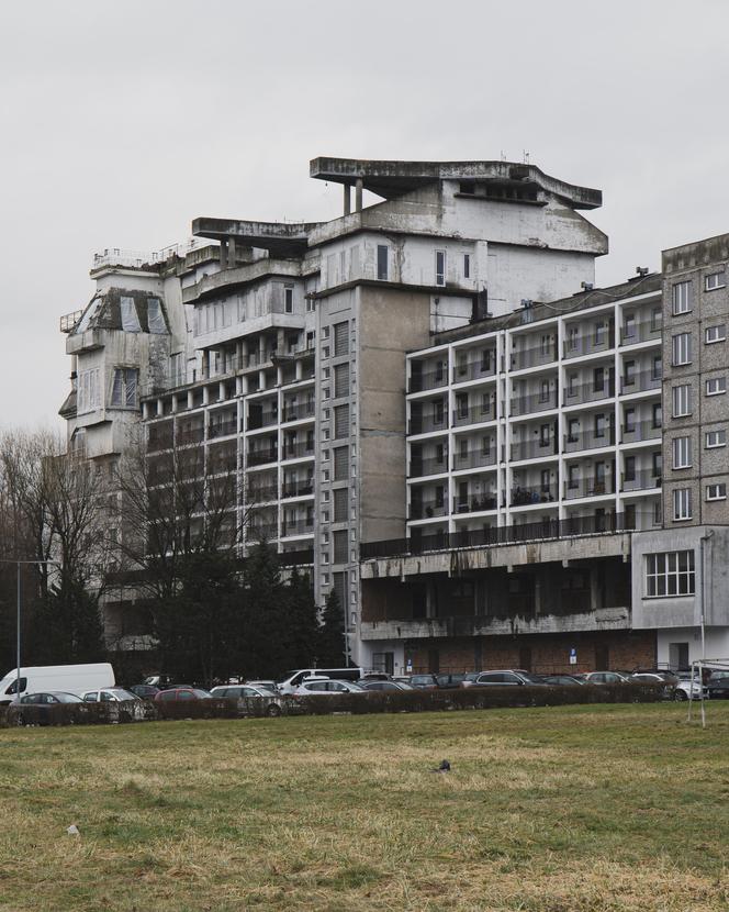 Dziwny blok w Jastrzębiu Zdroju - zobacz zdjęcia willi wybudowanej na bloku mieszkalnym