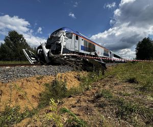 Tragedia na torach. Bus zderzył się z pociągiem. Kierowca nie żyje