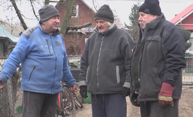 Rolnicy. Podlasie. Uszkodzone okno w domu Gienka i Andrzeja z Plutycz. Walek przybył na pomoc