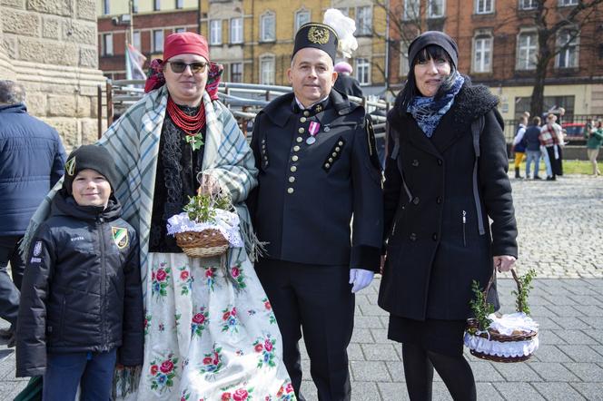 W Bytomiu poświęcono pokarmy w strojach ludowych. To tradycja na Rozbarku 