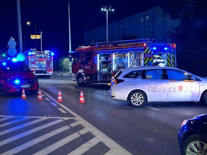Makabryczny wypadek na Mokotowie. Motocyklista zderzył się z autem i wpadł na parking