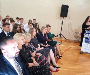 100 par zatańczyło poloneza na 100-lecie siedleckiego Ekonomika