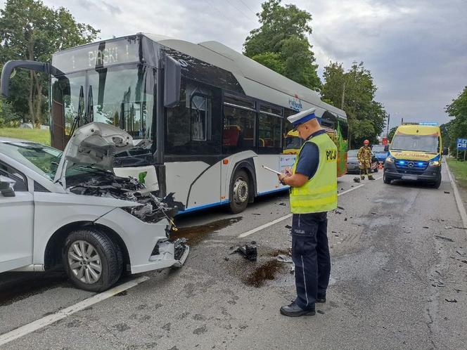 Malbork: Wypadek z udziałem autobusu. 5 pasażerów w szpitalu. Wśród poszkodowanych jest dziecko