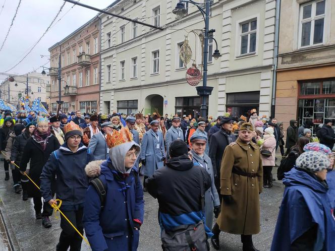 Kolorowy Orszak Trzech Króli w Łodzi. W centrum miasta pojawiło się mnóstwo osób [ZDJĘCIA]